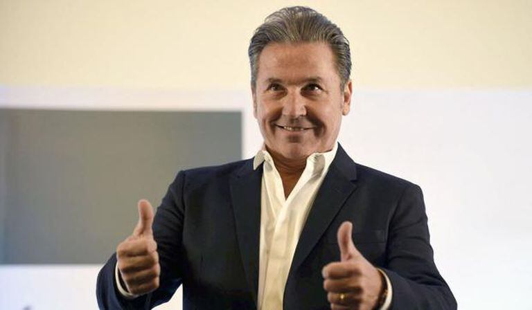 When Ricardo Montaner posed for the photographers before a press conference to present his new CD 