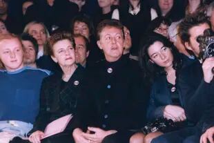 En París, 1988, con sus hijos James y Mary aplaudiendo las creaciones de su hija Stella sobre la pasarela.