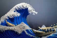 Video: un artista recrea "La gran ola" de Hokusai con 50.000 ladrillos de LEGO