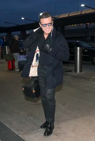 Elegante look invernal para Luismi, que se dejó fotografiar en el aeropuerto de Nueva York sin perder la sonrisa