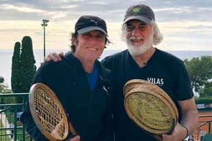 Vilas, Puppo y algunas de las raquetas de madera que empleó el mejor tenista argentino de la historia