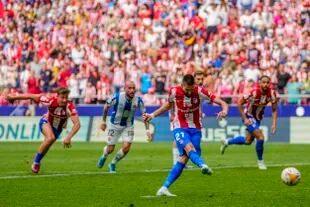 Yannick Carrasco, del Atlético de Madrid, anota -de penal y a instancias del VAR- el agónico gol en la victoria 2-1 ante Espanyol, en el Wanda Metropolitano.