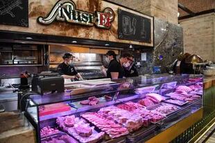 Empleados preparan carne en el restaurante Nusr-Et del restaurador turco Nusret Gokce, también conocido como Salt Bae, en Estambul