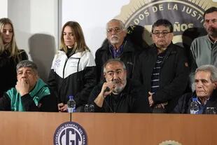 Pablo Moyano, Héctor Daer y Carlos Acuña, ayer, en una conferencia de prensa que se anticipó una hora