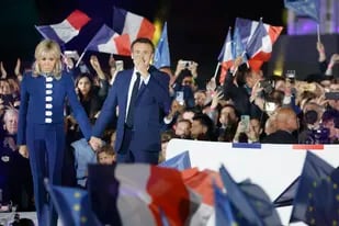 Emmanuel Macron habló tras su triunfo y frenó abucheos contra Le Pen