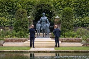 On the day Princess Diana of Wales would have turned 60, her children unveiled together the new statue created in her honor
