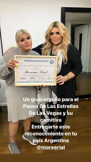 Morena Rial recibió el reconocimiento de manos de Jacqueline Patoka