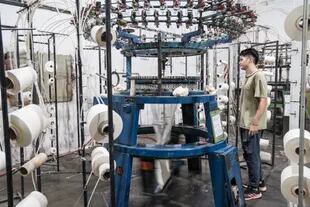 En la Cooperativa tienen una máquina especial que confecciona gasa sanatorial con los hilos de algodón.