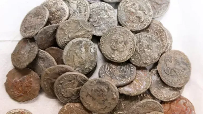 Der Schatz enthält Hunderte römischer Silber- und Bronzemünzen aus dem 3. Jahrhundert
