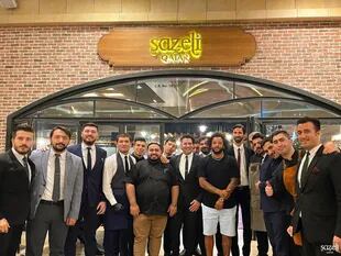 El brasileño Marcelo junto a los trabajadores del restaurante turco Sazeli