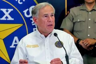 ARCHIVO - El gobernador de Texas, Greg Abbott, habla durante una conferencia de prensa el 6 de abril de 2022, en Weslaco, Texas. (Joel Martínez/The Monitor vía AP, Archivo)