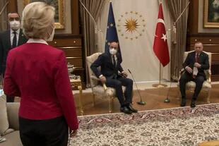 Esta captura de video muestra al presidente turco, Recep Tayyip Erdogan, recibiendo al presidente del Consejo de la UE, Charles Michel, y a la Presidenta de la Comisión de la UE, Ursula von der Leyen, en la complejo presidencial en Ankara