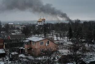Humo negro se eleva tras un bombardeo en Bakhmut el 3 de febrero de 2023, en medio de la invasión rusa de Ucrania.
