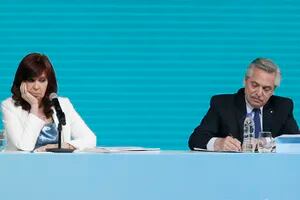 El gabinete se resigna a la fractura entre Fernández y Cristina, y crecen los diálogos "por abajo”