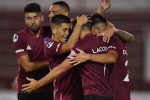 Lanús goleó por 3-0 a Católica de Ecuador en su debut en la Copa Sudamericana