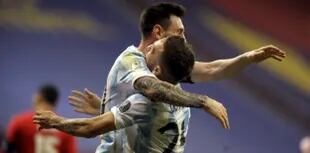 Gol de Papu a Paraguay, en la Copa América, y abrazo con el capitán: “Messi es el más normal y el más simple de todos nosotros” 