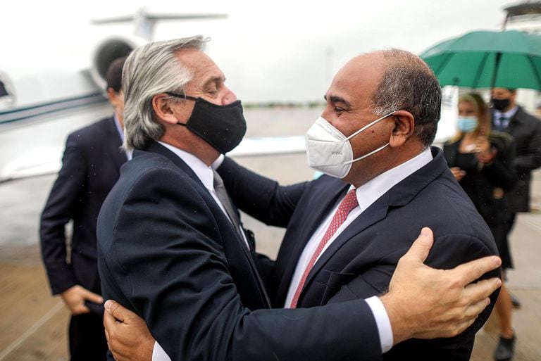 El presidente Alberto Fernández saluda a Juan Manzur