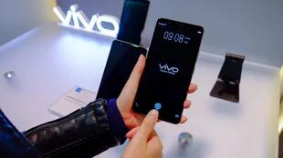 El teléfono Vivo con el sensor oculto. Muestra una huella digital en pantall para que el usuario sepa dónde apoyar el dedo