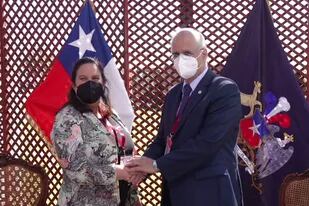 Taiana afianzó lazos con su par de Chile en una feria de la industria militar