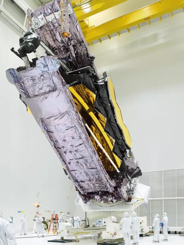 El telescopio James Webb es tan grande que tuvo que ser doblado para que cupiera en la nariz del cohete que lo llevará al espacio