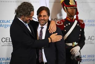 El canciller argentino Santiago Cafiero recibe al presidente uruguayo Luis Lacalle Pou antes de la apertura de la cumbre de la Comunidad de Estados Latinoamericanos y Caribeños (Celac)
