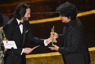 Bong Joon-ho recibe el Oscar al mejor guion original