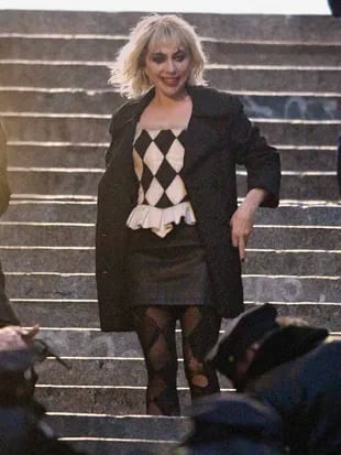 Photo © 2023 Splash News/The Grosby Group

Lady Gaga como Harley Quinn canta y baila mientras el personaje de Joaquin Phoenix, el Joker, es arrestado durante la filmación de "Joker: Folie à Deux" en las icónicas escaleras del Joker en el Bronx.