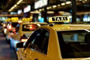 Un taxista se las ingenió para conseguir otro trabajo en simultáneo y se hizo viral: “Genera ingresos”