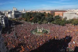 Masiva manifestación contra Sánchez en Madrid: “No levante muros entre los españoles”