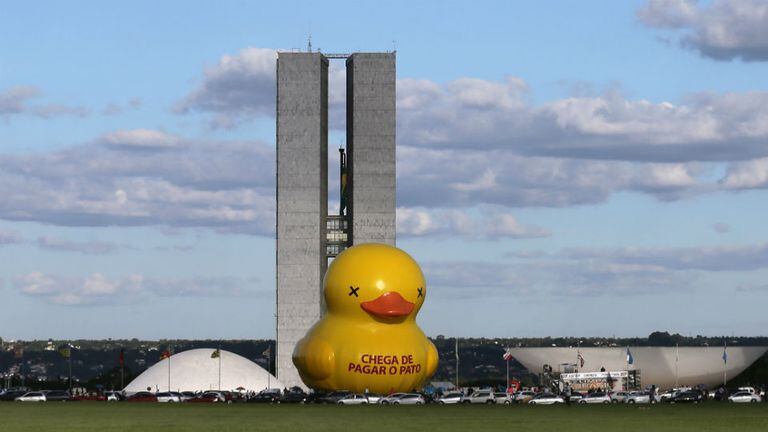 Un pago gigante de 20 metros, apostado frente al Congreso brasileño