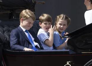 George, Louis e Charlotte tornano a Buckingham Palace su una carrozza trainata da cavalli durante il Trooping the Colour per il Platinum Jubilee