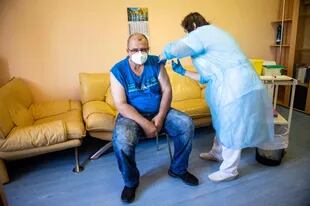 Un hombre recibe la primera dosis de la vacuna Sputnik V contra el coronavirus en Eslovaquia