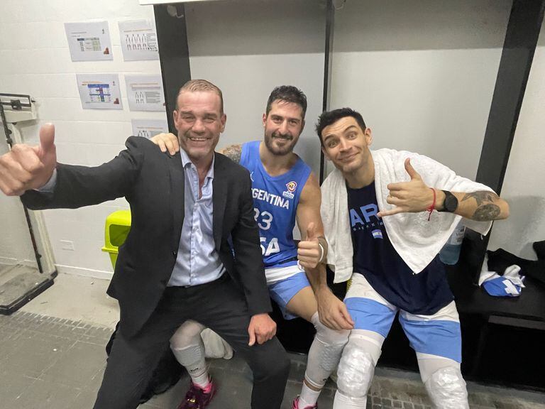 La alegría de Cabeza Delfino por compartir la selección, a la que lo convocó Néstor "Che" García, el nuevo entrenador del equipo argentino; ambos sonríen en el vestuario de Obras Sanitarias junto a Nicolás Romano.