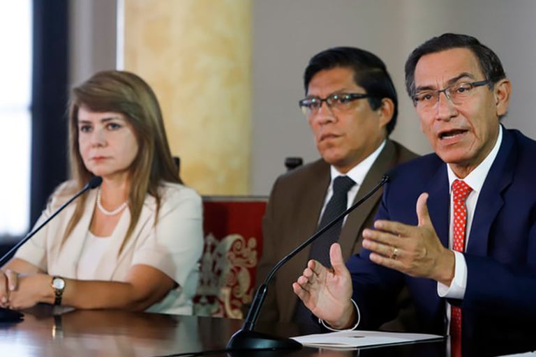 El presidente Martín Vizcarra junto a la ex ministra de Salud de Perú, Elizabeth Hinostroza y al presidente del Consejo de Ministros, Vicente Zeballos