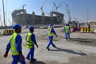 Según un reportaje de The Guardian, la construcción de todos los estadios dejó un saldo de 6500 trabajadores migrantes muertos; la mayoría provenían de Pakistán, Nepal, Bangladesh y Sri Lanka