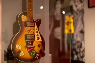 Una de las guitarras que integran la muestra "Los 80. El rock en la calle", del Museo Histórico Nacional