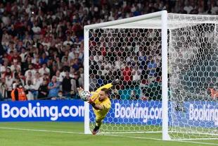 El arquero italiano Gianluigi Donnarumma tapa el penal decisivo al inglés Bukayo Saka en la final de la Euro 2020, el domingo 11 de julio de 2021, en Londres. (Fabio Ferrari/LaPresse víaAP)