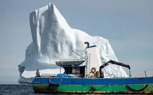 El Capitán Edward Kean se para en su bote frente a un iceberg en la Bahía de Bonavista el 29 de junio de 2019 en Terranova, Canadá