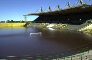 La inundación dejó anegado el estadio en 2002