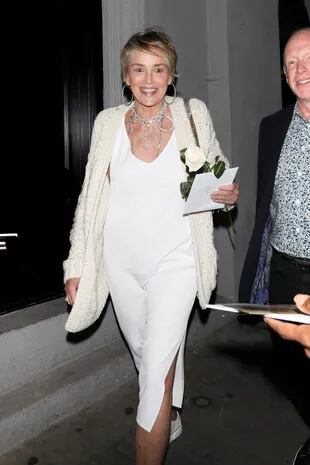 La actriz Sharon Stone regala una sonrisa al salir de un restaurante sosteniendo una rosa después de su cena del Día de la Madre en West Hollywood