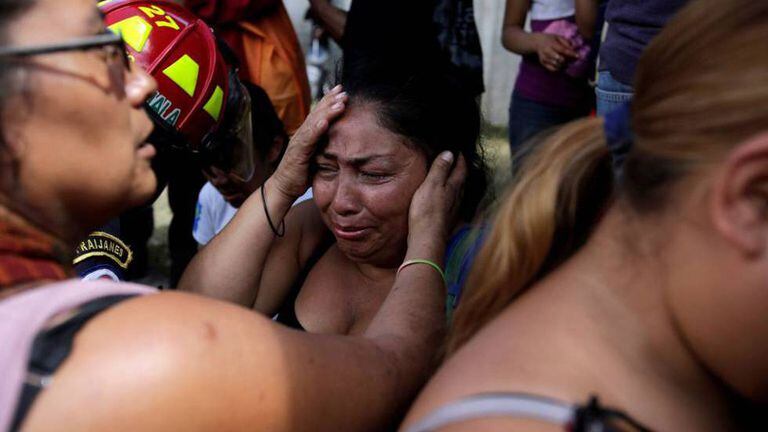 Familiares de las víctimas del incendio en el centro de menores de San José Pinula, Guatemala