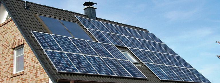 Energía solar: cuánto sale equipar una casa para dejar de pagar gas y luz