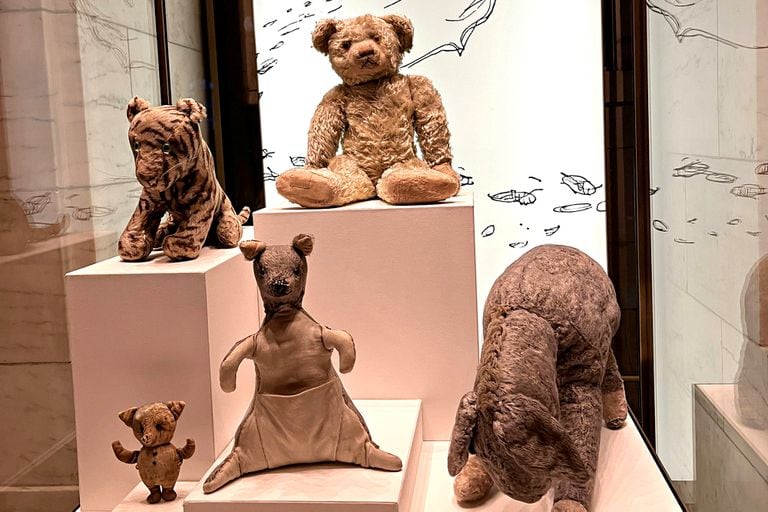 TESOROS EN EXPOSICIÓN. En la muestra que recorre 125 años de existencia de la Biblioteca Pública de Nueva York se exhiben los juguetes de Christopher Robin, el hijo de A. A. Milne, creador de Winnie the Pooh