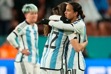 El abrazo de las chicas argentinas, que dejaron todo en el Mundial de Australia y Nueva Zelanda