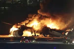 Videos muestran la desesperación de los pasajeros dentro del avión que se incendió en Tokio