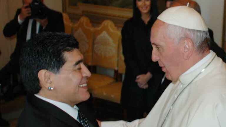 El Papa Francisco y Diego Maradona, juntos en el Vaticano: el Diez se emocionó