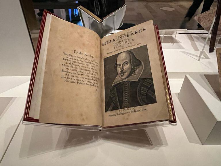 Una primera edición de 1623 conteniendo 18 de las 36 obras de teatro del dramaturgo y poeta inglés William Shakespeare.
