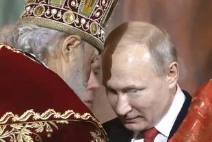 El patriarca Kirill, líder de la iglesia ortodoxa, con Vladimir Putin (Archivo)