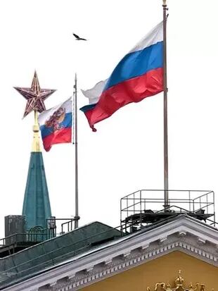 A las 7:32pm la bandera soviética fue reemplazada por la de la Federación Rusa