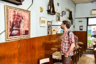 Una pintura de Marcia Schvartz en el bar-parrila de Balvanera